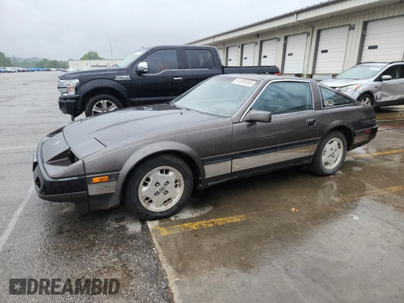 1984 Nissan 300ZX z VIN JN1HZ14S4EX005200, wystawiony jako Copart lot #61509385 z przebiegiem 190 583 mil mil oraz Czysty tytuł • Clean title. Historia ofert i sprzedaży dostępna na DreamBid. Obrazek 1.
