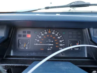 1990 Mitsubishi Mighty Max z VIN JA7FL24W2LP028418, wystawiony jako Copart lot #83680804 z przebiegiem 331 687 mil mil oraz Szkody całkowita. Historia ofert i sprzedaży dostępna na DreamBid. Obrazek 9.