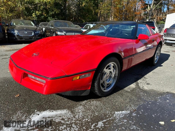 1990 Chevrolet Corvette z VIN 1G1YY2385L5119459, wystawiony jako Copart lot #46874565 z przebiegiem 51 537 mil mil oraz Czysty tytuł • Clean title. Historia ofert i sprzedaży dostępna na DreamBid. Obrazek 2.