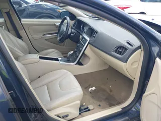 2013 Volvo S60 T5 Premier z VIN YV1612FS3D2190263, wystawiony jako IAAI lot #42227011 z przebiegiem 158 369 mil mil oraz . Historia ofert i sprzedaży dostępna na DreamBid. Obrazek 5.