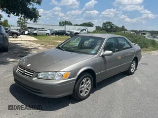 2000 Toyota Camry CE z VIN 4T1BG22K0YU002152, wystawiony jako Copart lot #58250485 z przebiegiem 366 513 mil mil oraz Czysty tytuł • Clean title. Historia ofert i sprzedaży dostępna na DreamBid. Obrazek 2.