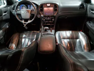 2013 Chrysler 300 S z VIN 2C3CCAGG2DH505279, wystawiony jako Copart lot #43584625 z przebiegiem 155 645 mil mil oraz Szkoda całkowita • Salvage title. Historia ofert i sprzedaży dostępna na DreamBid. Obrazek 8.