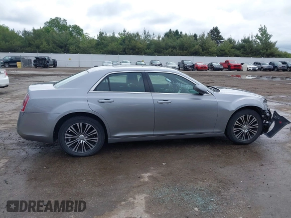2014 Chrysler 300 S z VIN 2C3CCAGG1EH161994, wystawiony jako IAAI lot #42311014 z przebiegiem 168 002 mil mil oraz . Historia ofert i sprzedaży dostępna na DreamBid. Obrazek 14.