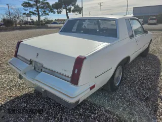 1986 Oldsmobile Cutlass z VIN 1G3GR47A3GR329694, wystawiony jako Copart lot #84965974 z przebiegiem Nie podano mil oraz Czysty tytuł • Clean title. Historia ofert i sprzedaży dostępna na DreamBid. Obrazek 4.