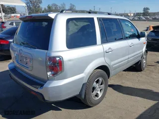 2008 Honda Pilot SE with VIN 5FNYF28318B022789, listed as a IAAI auction lot 41883657 with 129,059 mi miles. Bid and sale history available at carsss.com. Image 4.