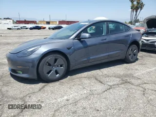 2023 Tesla Model 3 z VIN 5YJ3E1EAXPF586739, wystawiony jako Copart lot #62958685 z przebiegiem 32 650 mil mil oraz Szkoda całkowita • Salvage title. Historia ofert i sprzedaży dostępna na DreamBid. Obrazek 1.