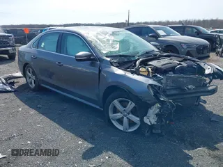 2014 Volkswagen Passat SE z VIN 1VWBT7A34EC072615, wystawiony jako IAAI lot #41843504 z przebiegiem 138 384 mil mil oraz . Historia ofert i sprzedaży dostępna na DreamBid. Obrazek 1.