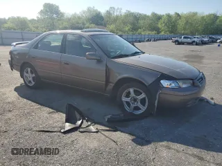 1999 Toyota Camry LE z VIN JT2BG22K0X0295893, wystawiony jako Copart lot #56183655 z przebiegiem 327 172 mil mil oraz Szkoda całkowita • Salvage title. Historia ofert i sprzedaży dostępna na DreamBid. Obrazek 4.