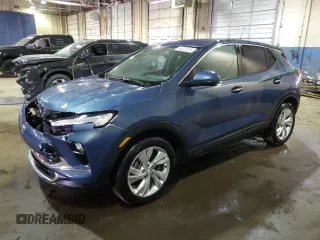 2024 Buick Encore GX Preferred z VIN KL4AMBS20RB179834, wystawiony jako Copart lot #49475215 z przebiegiem 4 973 mil mil oraz Szkoda całkowita • Salvage title. Historia ofert i sprzedaży dostępna na DreamBid. Obrazek 1.