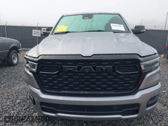 2025 Ram 1500 Big Horn z VIN 1C6SRFFP5SN502795, wystawiony jako IAAI lot #41498981 z przebiegiem 6 565 mil mil oraz . Historia ofert i sprzedaży dostępna na DreamBid. Obrazek 12.