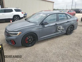 2024 Volkswagen Jetta GLI 40th Anniversary Edition z VIN 3VW9T7BU7RM047704, wystawiony jako Copart lot #69902454 z przebiegiem 10 885 mil mil oraz Szkoda całkowita • Salvage title. Historia ofert i sprzedaży dostępna na DreamBid. Obrazek 1.