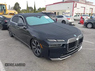 2024 BMW i7 eDrive50 z VIN WBY43EJ09RCR48122, wystawiony jako IAAI lot #39928830 z przebiegiem 1 379 mil mil oraz . Historia ofert i sprzedaży dostępna na DreamBid. Obrazek 1.