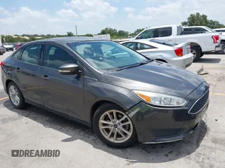 2017 Ford Focus SE z VIN 1FADP3F29HL271761, wystawiony jako IAAI lot #42575696 z przebiegiem 135 449 mil mil oraz . Historia ofert i sprzedaży dostępna na DreamBid. Obrazek 1.