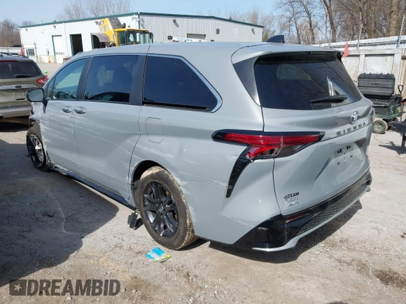 2024 Toyota Sienna XSE z VIN 5TDXSKFC4RS145137, wystawiony jako IAAI lot #41750659 z przebiegiem 17 606 mil mil oraz . Historia ofert i sprzedaży dostępna na DreamBid. Obrazek 3.