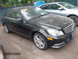 2013 Mercedes-Benz C 300 Sport z VIN WDDGF8AB2DR274240, wystawiony jako IAAI lot #42435947 z przebiegiem 114 589 mil mil oraz . Historia ofert i sprzedaży dostępna na DreamBid. Obrazek 1.