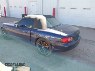 2002 Mazda MX-5 Miata Cloth z VIN JM1NB353920234533, wystawiony jako IAAI lot #41735487 z przebiegiem 112 661 mil mil oraz . Historia ofert i sprzedaży dostępna na DreamBid. Obrazek 3.
