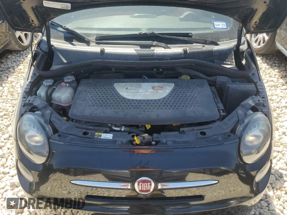 2015 FIAT 500e z VIN 3C3CFFGE5FT585755, wystawiony jako Copart lot #51101515 z przebiegiem 73 342 mil mil oraz Czysty tytuł • Clean title. Historia ofert i sprzedaży dostępna na DreamBid. Obrazek 7.
