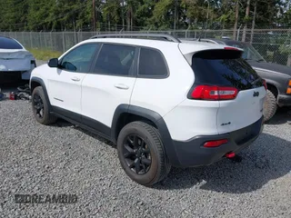 2018 Jeep Cherokee Trailhawk z VIN 1C4PJMBX3JD533323, wystawiony jako IAAI lot #42450626 z przebiegiem 123 174 mil mil oraz . Historia ofert i sprzedaży dostępna na DreamBid. Obrazek 3.