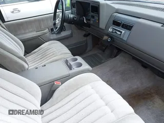 1992 GMC Suburban z VIN 1GKEC16K9NJ722021, wystawiony jako IAAI lot #42255371 z przebiegiem 180 966 mil mil oraz . Historia ofert i sprzedaży dostępna na DreamBid. Obrazek 5.