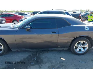 2013 Dodge Challenger SXT z VIN 2C3CDYAG9DH724917, wystawiony jako IAAI lot #41985775 z przebiegiem 123 565 mil mil oraz . Historia ofert i sprzedaży dostępna na DreamBid. Obrazek 14.