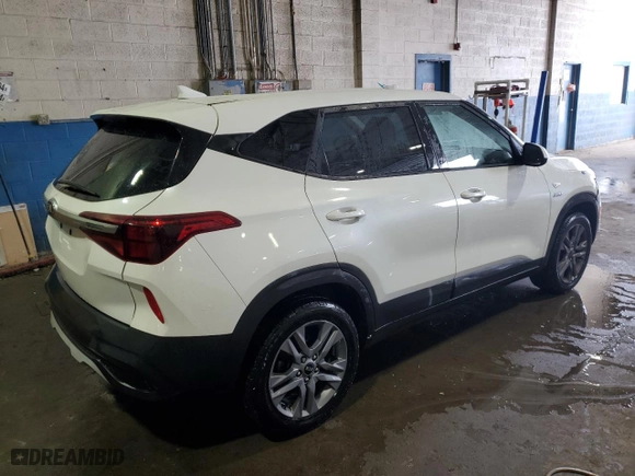 2021 Kia Seltos LX with VIN KNDEPCAA8M7103092, listed as a Copart auction lot 41978145 with 64,290 mi miles and Salvage Title. Bid and sale history available at carsss.com. Image 3.