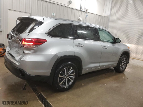 2018 Toyota Highlander SE with VIN 5TDJZRFH3JS555082, listed as a Copart auction lot 43365085 with 97,343 mi miles and Salvage Title. Bid and sale history available at carsss.com. Image 3.