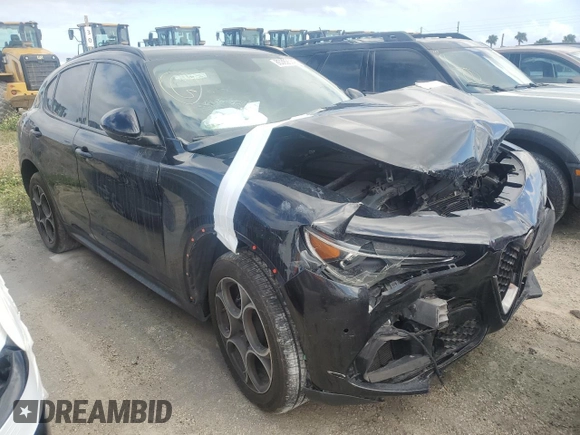2018 Alfa Romeo Stelvio Sport z VIN ZASFAKPN8J7B79599, wystawiony jako Copart lot #57396135 z przebiegiem 73 873 mil mil oraz Nie do naprawy. Historia ofert i sprzedaży dostępna na DreamBid. Obrazek 4.