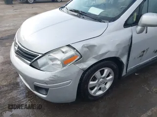 2007 Nissan Versa S z VIN 3N1BC13E47L369909, wystawiony jako IAAI lot #41831330 z przebiegiem 115 767 mil mil oraz . Historia ofert i sprzedaży dostępna na DreamBid. Obrazek 6.