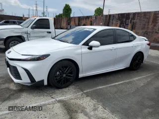 2025 Toyota Camry LE z VIN 4T1DAACK3SU545540, wystawiony jako Copart lot #54718885 z przebiegiem 6 080 mil mil oraz Szkoda całkowita • Salvage title. Historia ofert i sprzedaży dostępna na DreamBid. Obrazek 1.