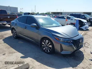 2024 Nissan Sentra SV z VIN 3N1AB8CV3RY237799, wystawiony jako IAAI lot #41996198 z przebiegiem 10 589 mil mil oraz . Historia ofert i sprzedaży dostępna na DreamBid. Obrazek 1.