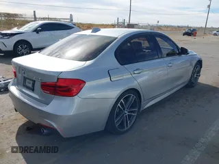 2018 BMW 3 Series 340i z VIN WBA8B3G54JNV01071, wystawiony jako IAAI lot #40922726 z przebiegiem 67 295 mil mil oraz . Historia ofert i sprzedaży dostępna na DreamBid. Obrazek 4.