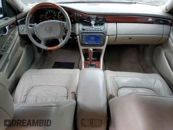 2004 Cadillac DeVille DTS z VIN 1G6KF579X4U203102, wystawiony jako Copart lot #50426955 z przebiegiem 157 290 mil mil oraz Szkody całkowita. Historia ofert i sprzedaży dostępna na DreamBid. Obrazek 8.