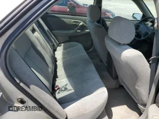 2000 Toyota Camry CE z VIN 4T1BG22K2YU663536, wystawiony jako Copart lot #60101425 z przebiegiem 109 342 mil mil oraz Czysty tytuł • Clean title. Historia ofert i sprzedaży dostępna na DreamBid. Obrazek 10.