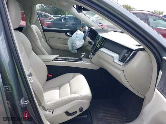 2018 Volvo XC60 Momentum with VIN YV4102RK7J1065151, listed as a IAAI auction lot 40770060 with 63,505 mi miles. Bid and sale history available at carsss.com. Image 5.