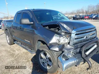 2013 Toyota Tundra z VIN 5TFRM5F18DX062669, wystawiony jako IAAI lot #41492200 z przebiegiem 100 531 mil mil oraz . Historia ofert i sprzedaży dostępna na DreamBid. Obrazek 1.