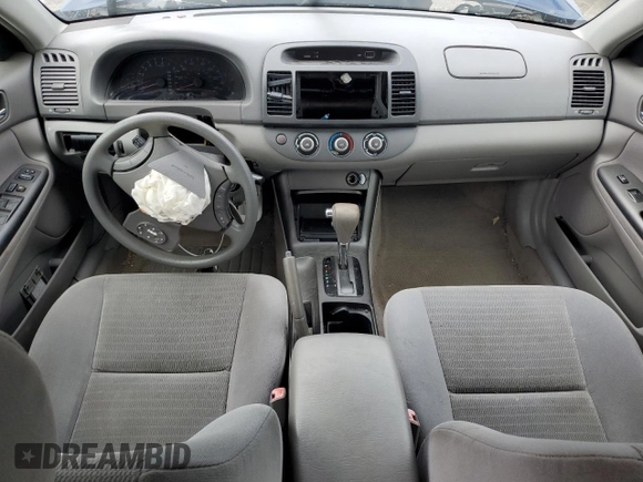 2005 Toyota Camry LE z VIN 4T1BE30K95U072730, wystawiony jako Copart lot #56398505 z przebiegiem 115 917 mil mil oraz Czysty tytuł • Clean title. Historia ofert i sprzedaży dostępna na DreamBid. Obrazek 8.