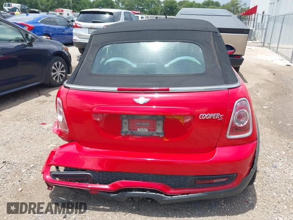 2013 MINI Convertible S z VIN WMWZP3C50DT297624, wystawiony jako IAAI lot #42558374 z przebiegiem 55 106 mil mil oraz . Historia ofert i sprzedaży dostępna na DreamBid. Obrazek 17.