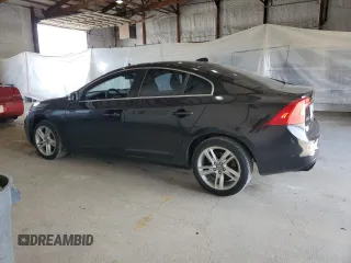 2015 Volvo S60 T5 Drive-E Premier z VIN YV140MFB1F1317431, wystawiony jako Copart lot #56203985 z przebiegiem 166 350 mil mil oraz Szkoda całkowita • Salvage title. Historia ofert i sprzedaży dostępna na DreamBid. Obrazek 2.