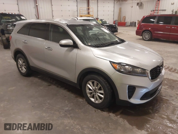 2019 Kia Sorento L z VIN 5XYPG4A3XKG575729, wystawiony jako IAAI lot #41851001 z przebiegiem 105 272 mil mil oraz . Historia ofert i sprzedaży dostępna na DreamBid. Obrazek 1.