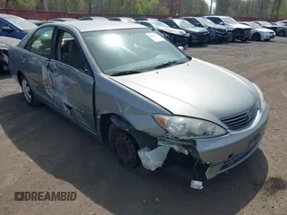 2006 Toyota Camry STD z VIN JTDBE32K063060782, wystawiony jako IAAI lot #42105775 z przebiegiem 304 961 mil mil oraz . Historia ofert i sprzedaży dostępna na DreamBid. Obrazek 17.