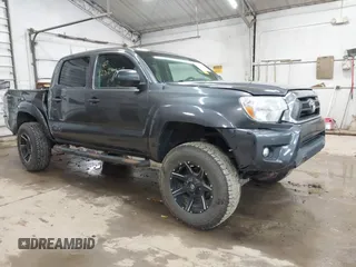2015 Toyota Tacoma z VIN 3TMLU4EN9FM206890, wystawiony jako IAAI lot #42324339 z przebiegiem 140 193 mil mil oraz . Historia ofert i sprzedaży dostępna na DreamBid. Obrazek 1.