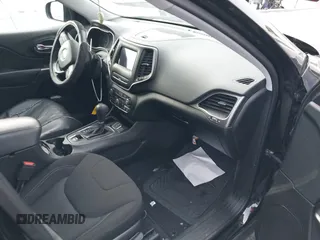 2019 Jeep Cherokee Latitude z VIN 1C4PJLCB2KD455843, wystawiony jako IAAI lot #42779247 z przebiegiem 65 576 mil mil oraz . Historia ofert i sprzedaży dostępna na DreamBid. Obrazek 5.
