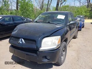 2008 Mitsubishi Raider LS z VIN 1Z7HC22K68S609523, wystawiony jako IAAI lot #42119361 z przebiegiem 154 328 mil mil oraz . Historia ofert i sprzedaży dostępna na DreamBid. Obrazek 2.