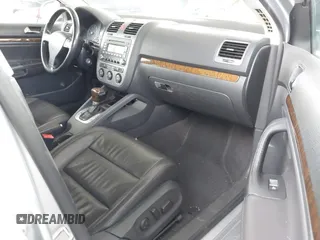 2005 Volkswagen Jetta z VIN 3VWDG71K15M636420, wystawiony jako IAAI lot #42243372 z przebiegiem 171 084 mil mil oraz . Historia ofert i sprzedaży dostępna na DreamBid. Obrazek 5.