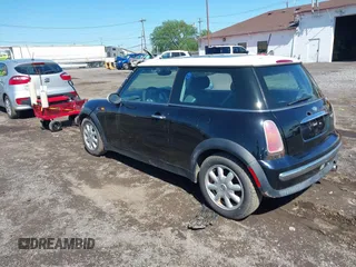 2003 MINI Hardtop z VIN WMWRC334X3TC44014, wystawiony jako IAAI lot #42301317 z przebiegiem 156 573 mil mil oraz . Historia ofert i sprzedaży dostępna na DreamBid. Obrazek 3.