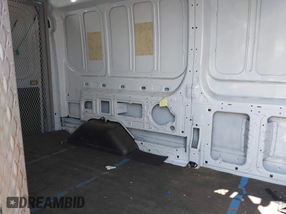 2018 Ford Transit z VIN 1FTYR2CM0JKA71692, wystawiony jako IAAI lot #42357507 z przebiegiem 323 477 mil mil oraz . Historia ofert i sprzedaży dostępna na DreamBid. Obrazek 8.