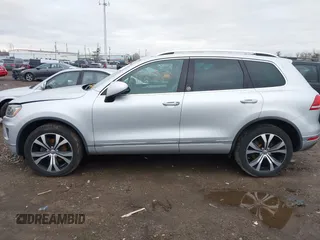 2017 Volkswagen Touareg Wolfsburg Edition с VIN WVGRF7BP3HD004486, выставлен на аукционе IAAI как лот 41759564 с пробегом 90 722 миль миль и . История ставок и продаж доступна на DreamBid. Изображение 14.