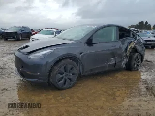 2024 Tesla Model Y Long Range z VIN 7SAYGDEE7RF179424, wystawiony jako Copart lot #43061885 z przebiegiem 4 973 mil mil oraz Szkoda całkowita • Salvage title. Historia ofert i sprzedaży dostępna na DreamBid. Obrazek 1.