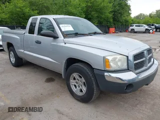 2005 Dodge Dakota SLT z VIN 1D7HE42K65S269020, wystawiony jako IAAI lot #42349944 z przebiegiem 157 421 mil mil oraz . Historia ofert i sprzedaży dostępna na DreamBid. Obrazek 1.