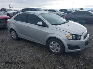2013 Chevrolet Sonic LS z VIN 1G1JA5SH7D4197354, wystawiony jako IAAI lot #41764102 z przebiegiem 154 401 mil mil oraz . Historia ofert i sprzedaży dostępna na DreamBid. Obrazek 1.